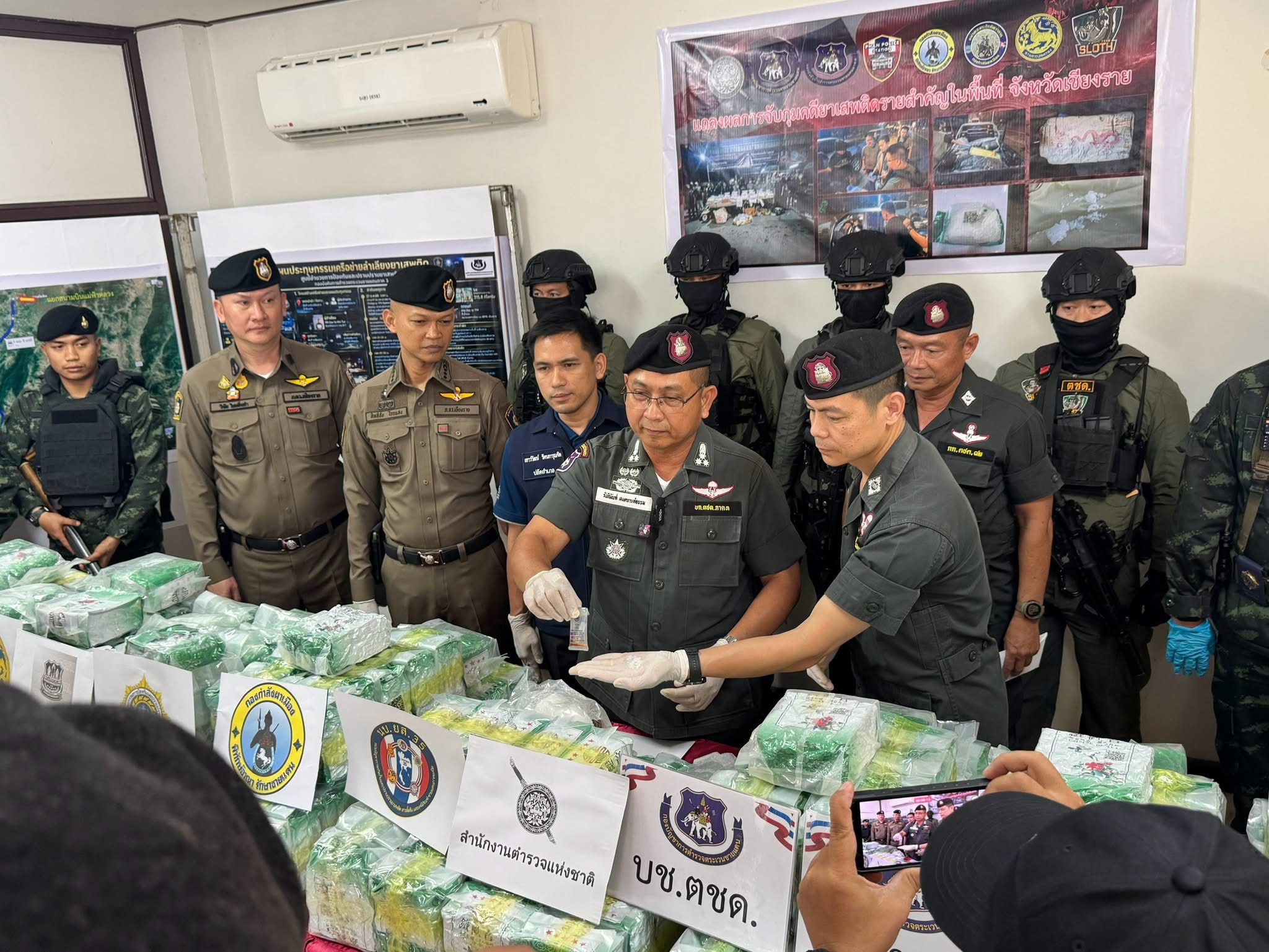 สกัดไอซ์ล็อตใหญ่กลางดึก! ตำรวจเชียงรายรวบชายชาวเมียนมาที่ด่านปูแกง ยึดไอซ์กว่า 315 กก. ซุกในกระบะ 9 กระสอบ