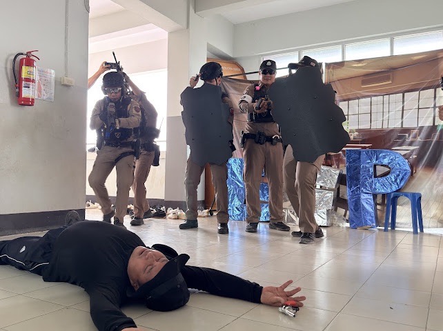 ตร.สภ.พาน ซ้อมแผน “หนี–ซ่อน–สู้”ในโรงเรียน