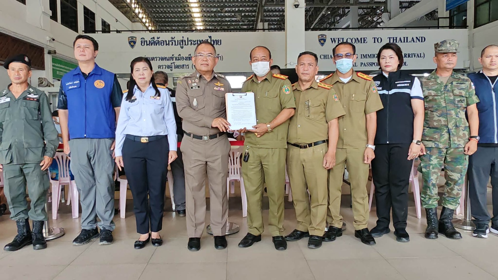 รับมอบ 92 คนไทย จากทางการลาว หลังถูกจับแก๊งคอลเซ็นเตอร์ ตะลึง! พบหมายจับอื้อ