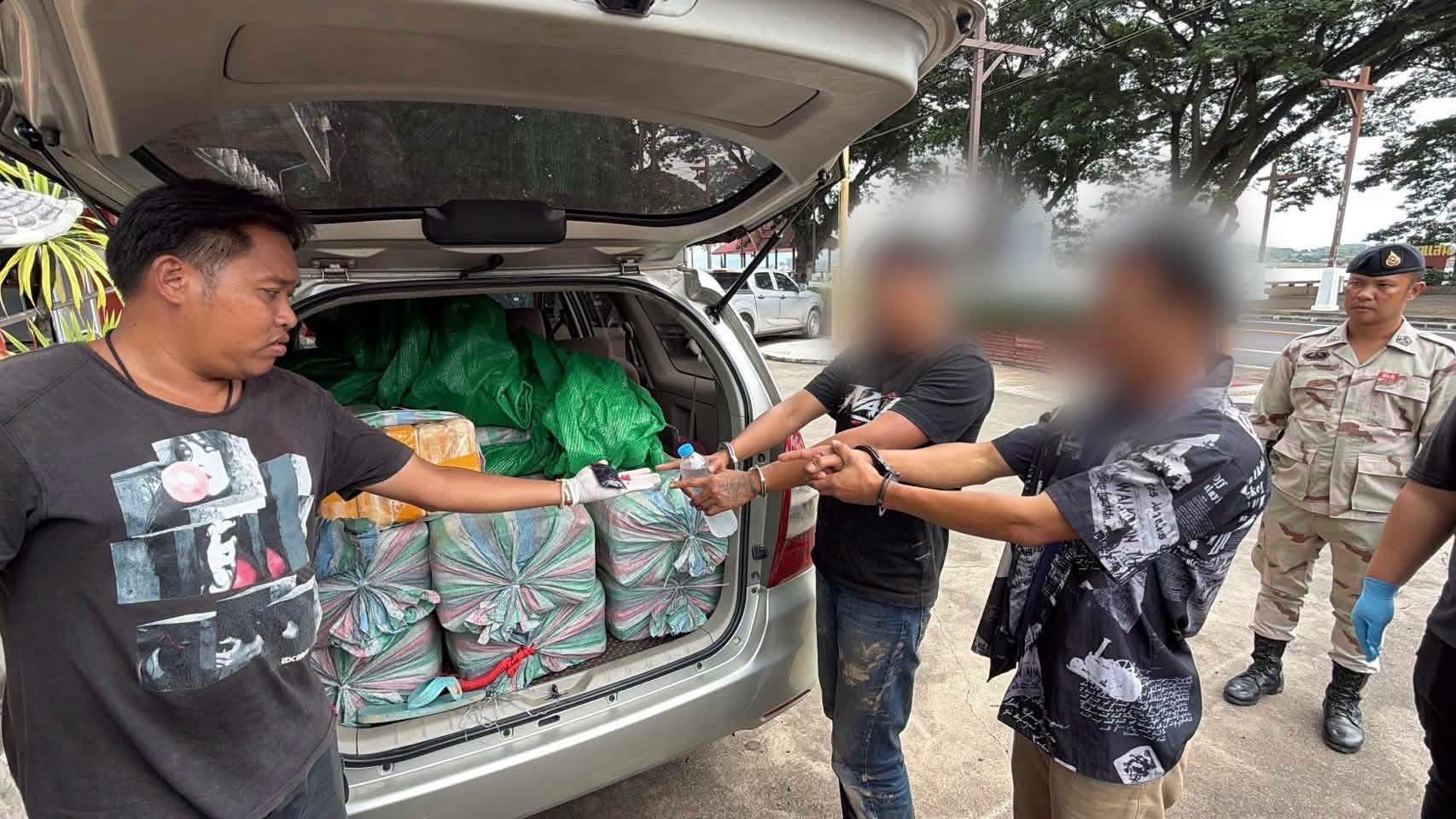 ตำรวจเชียงราย บินโดรน สกัด "ขบวนการขนยาเสพติด" รวบตัว 2 ผู้ต้องหา กลางยาบ้า 2.8 ล้านเม็ด