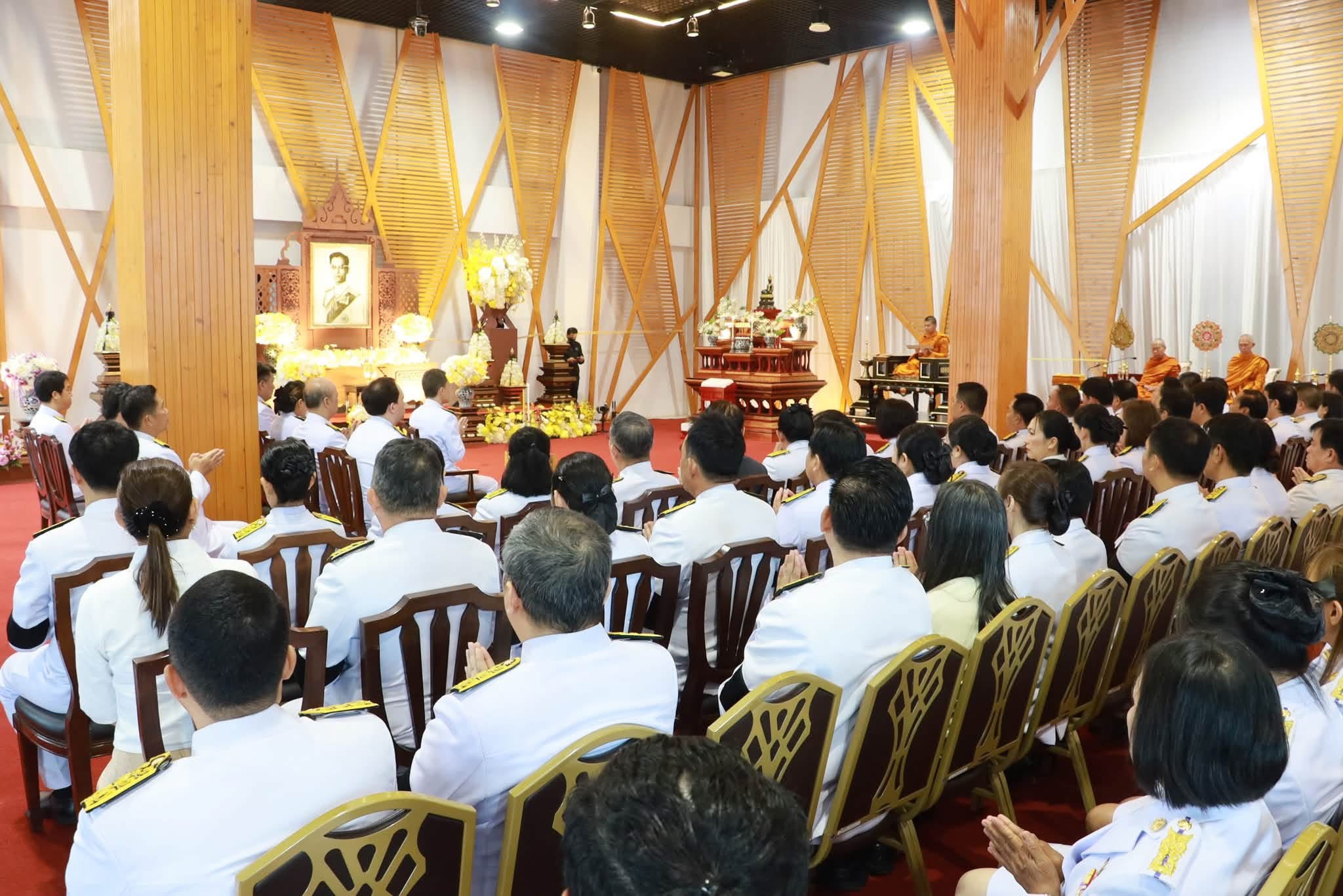 มรภ.เชียงราย จัดพิธีทำบุญอุทิศถวายเป็นพระราชกุศล น้อมรำลึกในหลวงรัชกาลที่ 9 เนื่องในวันนวมินทรมหาราช ครบรอบ 9 ปีแห่งการสวรรคต