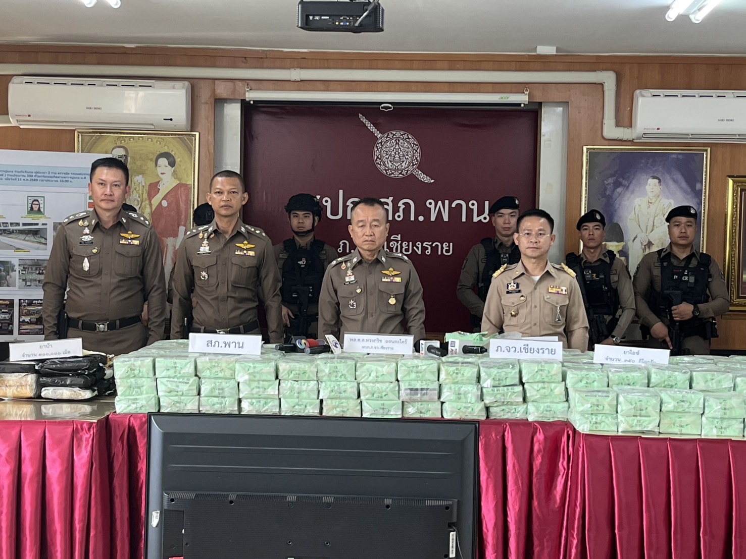 สภ.พาน แถลงสกัดยาเสพติด 2 คดี ยึดยาบ้า 3 แสนเม็ด ไอซ์ 350 กก. ซุกช่องลับรถขนส่ง