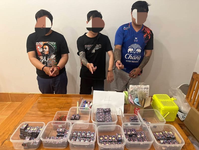 ฝ่ายปกครองแม่สายบุกตรวจโกดังบุหรี่ไฟฟ้า ยึดพอร์ทเค 330 หัว มูลค่า 8.25 แสนบาท พร้อมเงินสดกว่า 1 แสนบาท รวบผู้ดูแล 3 ราย