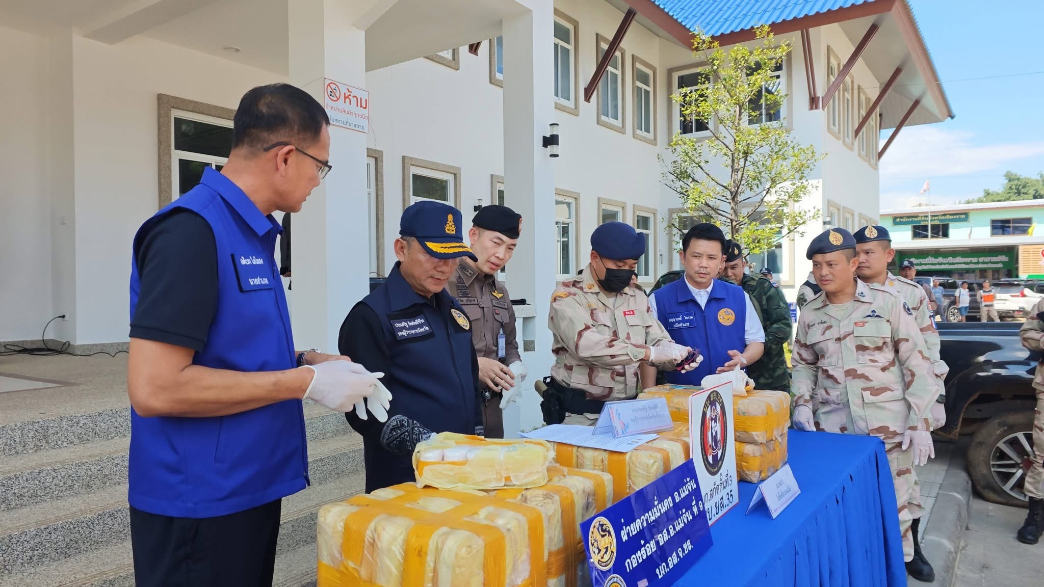 แถลงผลตรวจยึดยาบ้า 700,000 เม็ด หลังฝ่ายปกครองแม่จันสกัดรถต้องสงสัย