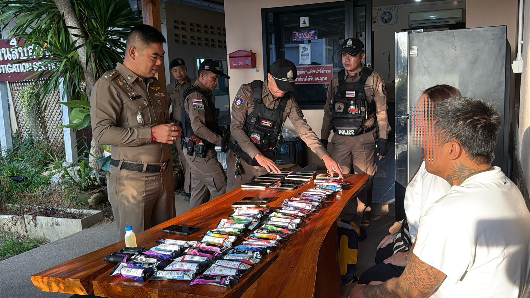 ตำรวจแม่จันตรวจค้นบ้าน จับกุมชาย–หญิง 2 ราย ยึดบุหรี่ไฟฟ้า 53 ชิ้น โทรศัพท์มือถือ 17 เครื่อง สมุดบัญชี 13 เล่ม เร่งตรวจสอบปมบัญชีม้า